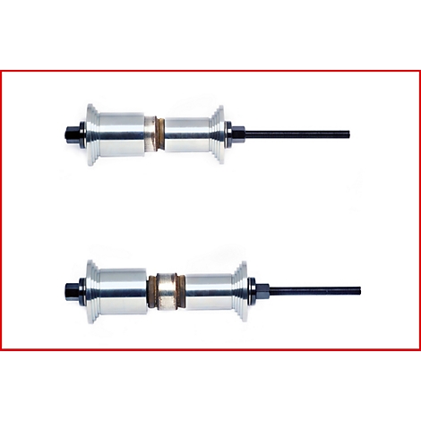 Zwei identische silberne Metallteile mit schwarzem Stift, auf weißem Hintergrund, in rotem Rahmen.